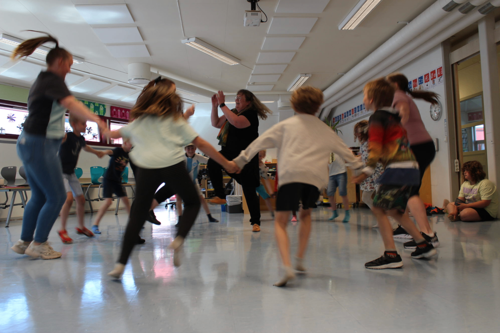 Dansen tek heile rommet